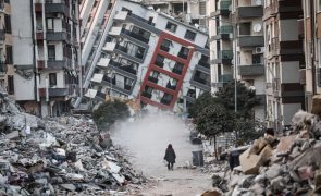 Encontradas três pessoas com vida sob os escombros na Turquia, mortos ascendem a 40.000