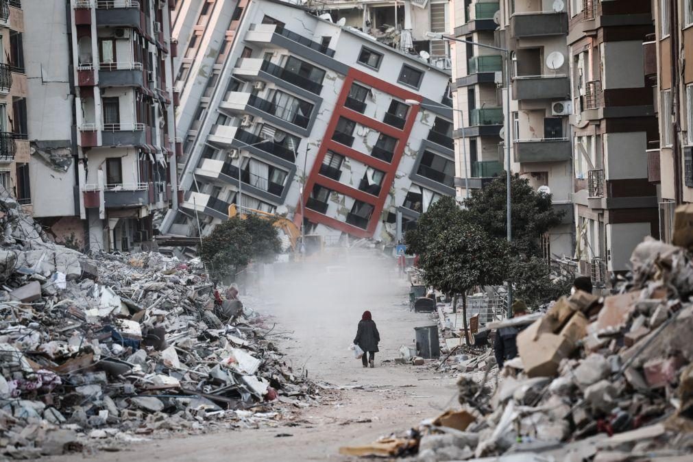 Encontradas três pessoas com vida sob os escombros na Turquia, mortos ascendem a 40.000