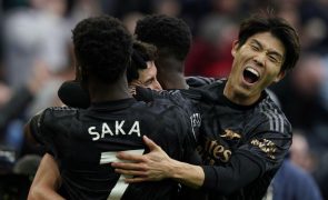 Arsenal regressa aos triunfos com golos nos descontos e assume liderança isolada