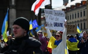 Milhares protestam em Munique contra Conferência de Segurança e apoio a Kiev
