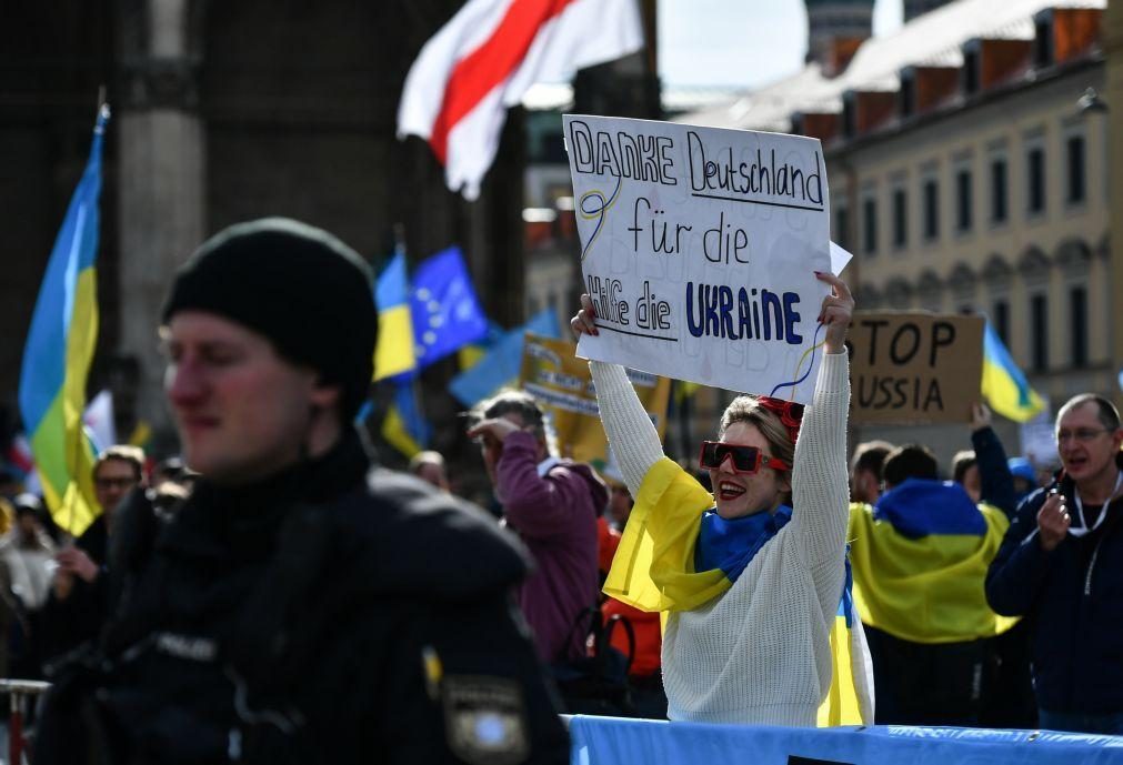 Milhares protestam em Munique contra Conferência de Segurança e apoio a Kiev