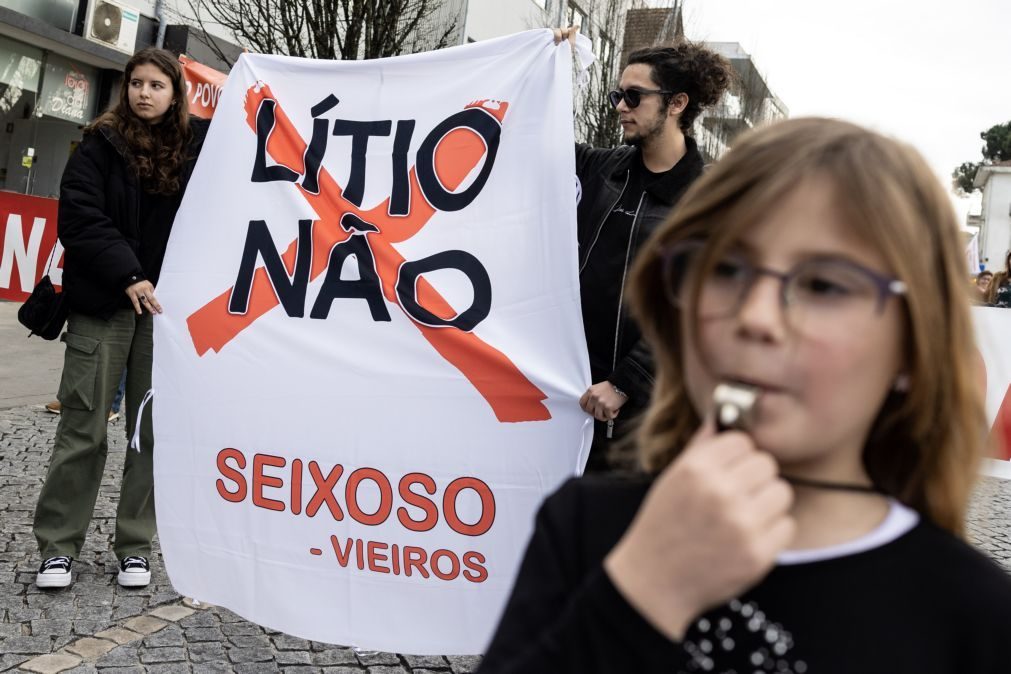 Centenas em protesto contra prospeção de lítio em Felgueiras