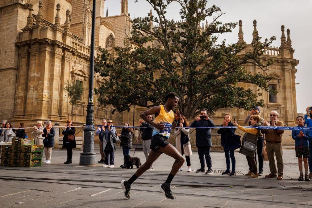Atleta etíope Birhamu Shumie vence Maratona de Sevilha