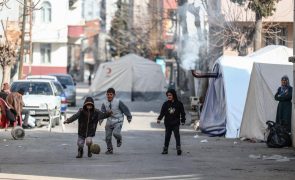 Um milhão de turcos vive em abrigos temporários devido ao sismo