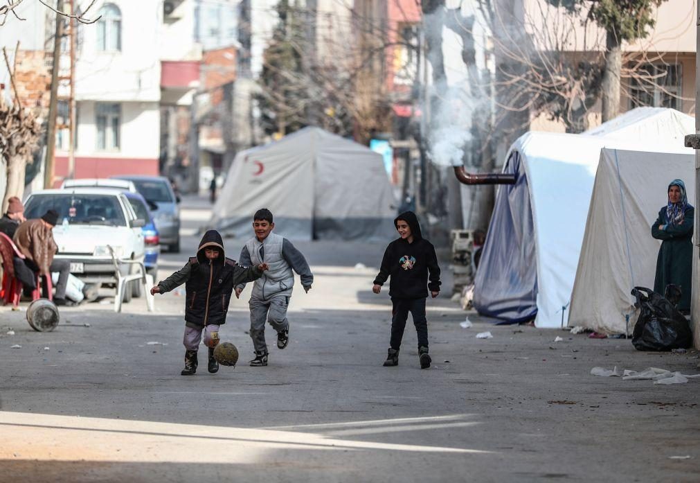 Um milhão de turcos vive em abrigos temporários devido ao sismo