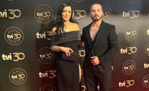 Miguel Vicente e Alexandra Ferreira aos beijos à frente de Bárbara Parada