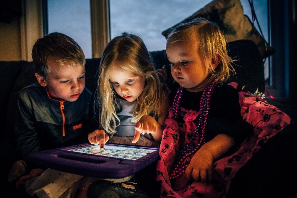 Nem imagina os danos que smartphones e tablets provocam aos cérebros das crianças