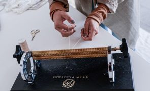 Designer de Lagos usa 'naperons', lençóis e edredons em peças desperdício zero