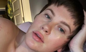 Ireland Baldwin está grávida e mostra-se completamente nua