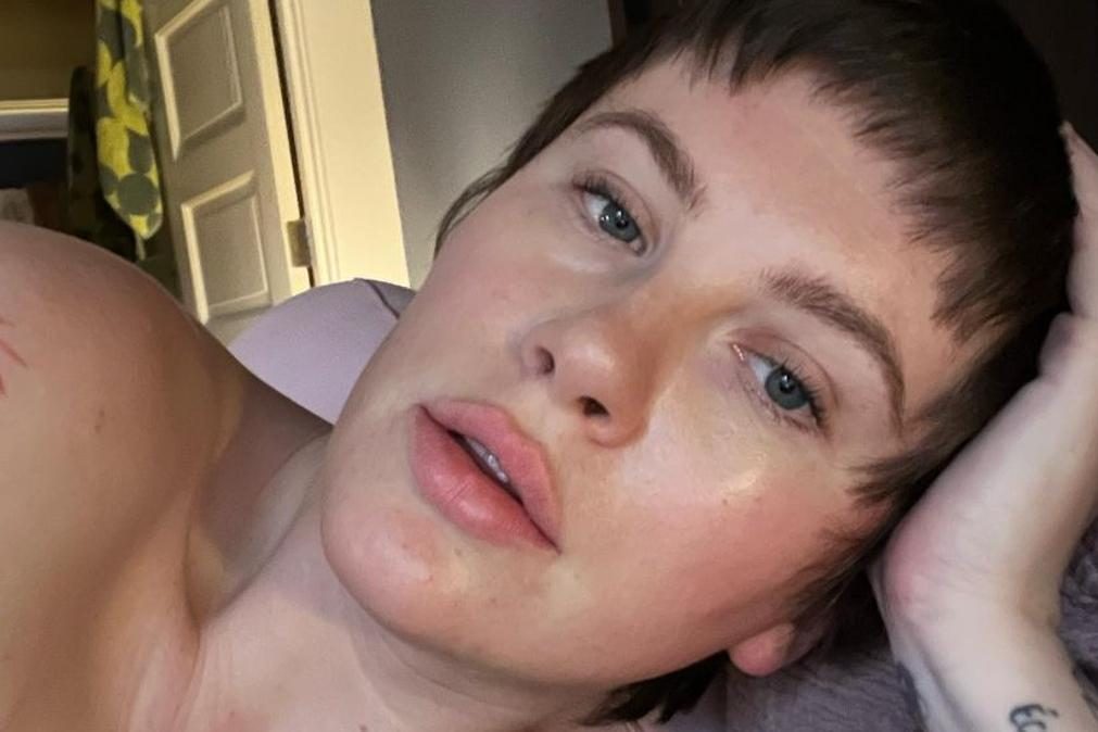 Ireland Baldwin está grávida e mostra-se completamente nua