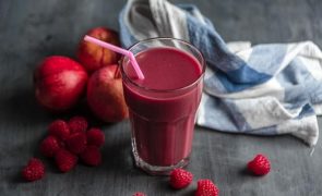 O smoothie de frutos vermelhos e chocolate ideal para o pequeno-almoço