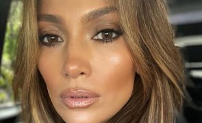Jennifer Lopez acusada de esconder rugas