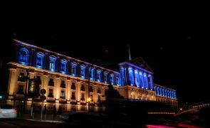 Parlamento português iluminado de amarelo e azul em solidariedade com Kiev