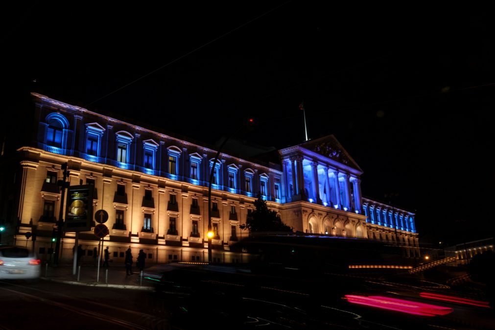Parlamento português iluminado de amarelo e azul em solidariedade com Kiev