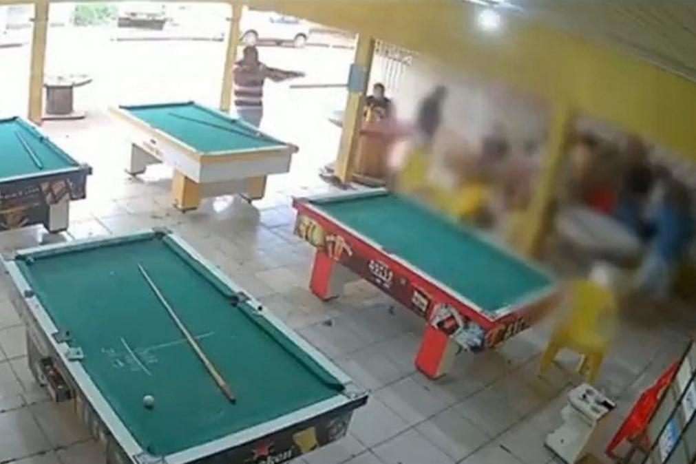 Homem perde dois jogos de snooker e mata seis adultos e uma menina de 12 anos