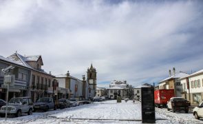 Alunos de Mogadouro regressam à escola após paragem de um dia devido à neve