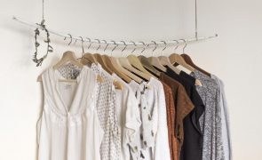 Não sabe o que vestir? Estas são as peças de roupa essenciais que deve ter no seu armário
