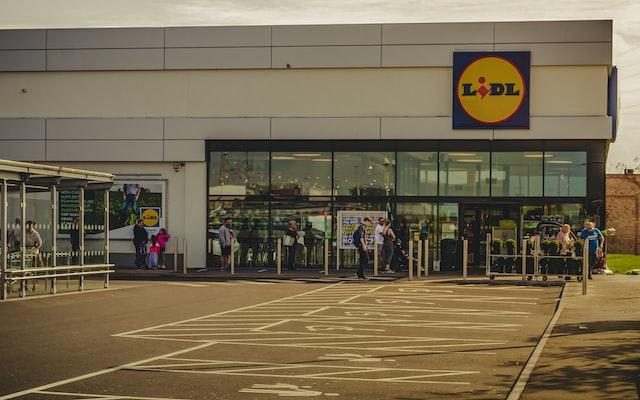 Mulher impedida de comprar demasiados pepinos no Lidl arrisca-se a perder negócio