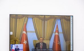 Macron diz a Erdogan que é preciso isolar a Rússia