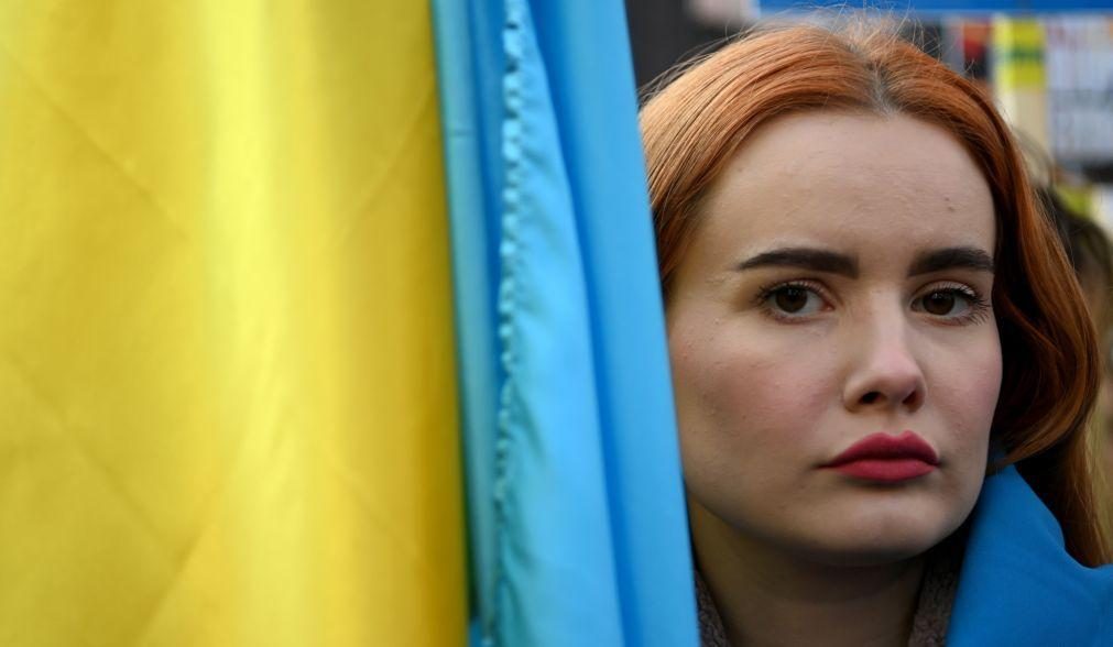 Ucrânia/1 Ano: Centenas de pessoas manifestaram-se em frente à embaixada russa em Londres (C/ÁUDIO)