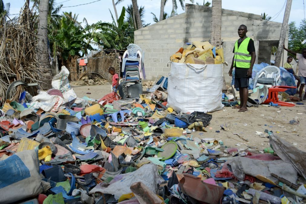 Ilha de Moçambique testa fórmula para eliminar plásticos e ter mais peixe