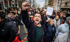 Centenas de pessoas manifestam-se em Lisboa 