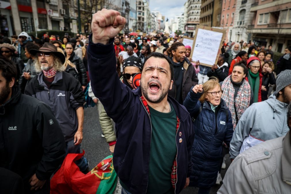 Centenas de pessoas manifestam-se em Lisboa
