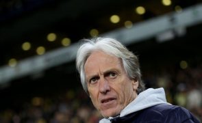 Fenerbahçe, de Jorge Jesus, goleia por 4-0 no regresso da Liga turca