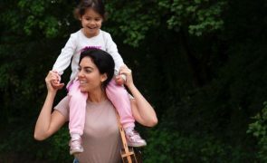 Georgina Rodriguez Leva filhos a brincarem num parque público em Riade (Vídeo)