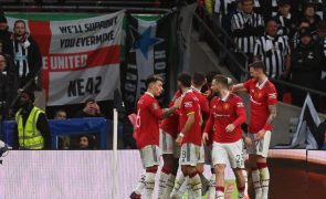 Manchester United ergue Taça da Liga inglesa pela sexta vez ao bater Newcastle