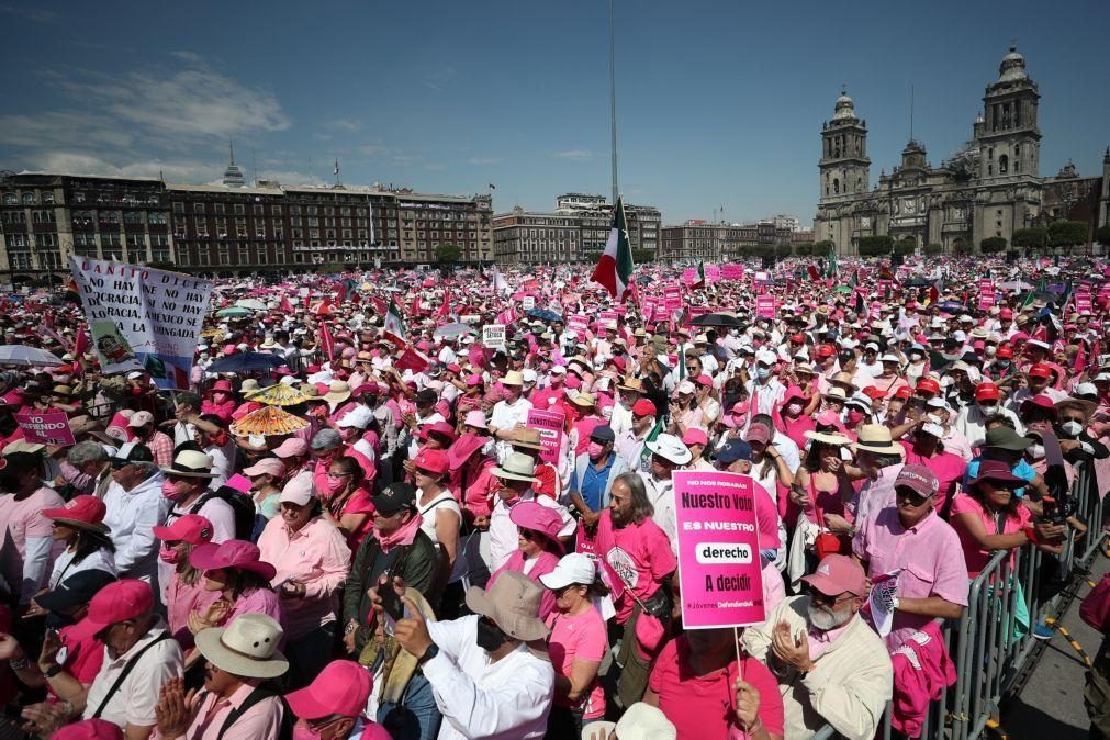 Centenas de milhares de pessoas manifestam-se contra reforma eleitoral no México