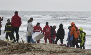 Sobe para 62 número de migrantes mortos em naufrágio no sul de Itália