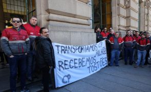 Trabalhadores da CP manifestaram-se junto à estação São Bento, Porto, por melhores salários