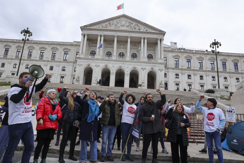 Professores acampados junto à AR acusam Governo de pôr a