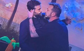 Em direto da TV, Ljubomir Stanisic beija João Manzarra na boca