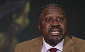 Ex-PM são-tomense vai processar Estado e líder do partido no poder sobre assalto ao quartel
