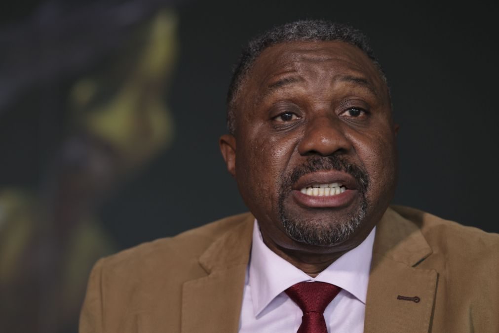 Ex-PM são-tomense vai processar Estado e líder do partido no poder sobre assalto ao quartel