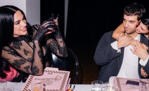 Transparências da cantora Dua Lipa quase deixam tudo à mostra