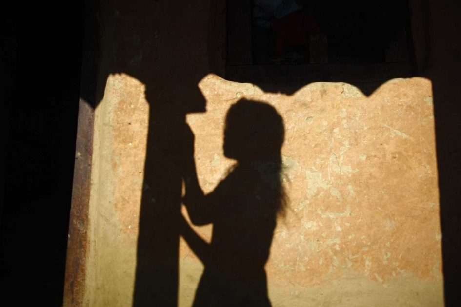 Menina de 8 anos infetada com gonorreia após abusos do pai