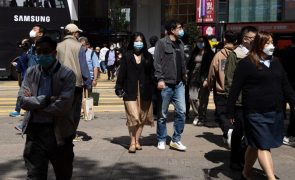 Covid-19: Hong Kong deixa de exigir uso de máscara