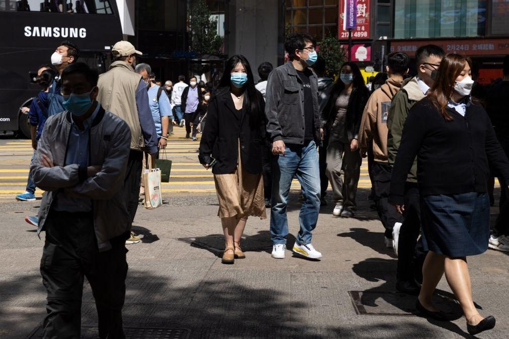 Covid-19: Hong Kong deixa de exigir uso de máscara