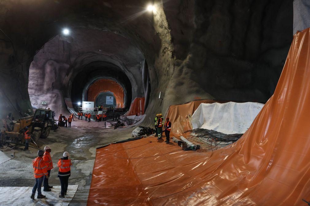 Túnel do Metro de Lisboa unido hoje entre futuras estações Estrela e Santos