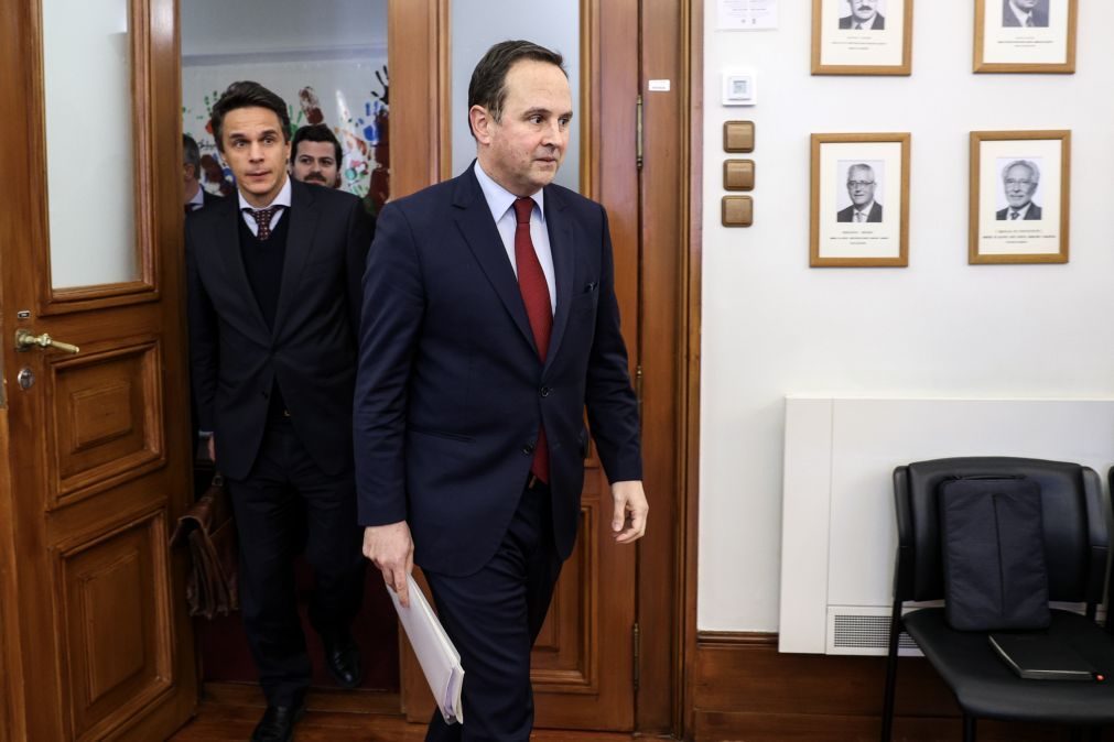 Deputados insistem mas Fernando Medina esquiva-se às perguntas