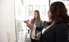 Mulheres recebem em média 13% menos do que os homens