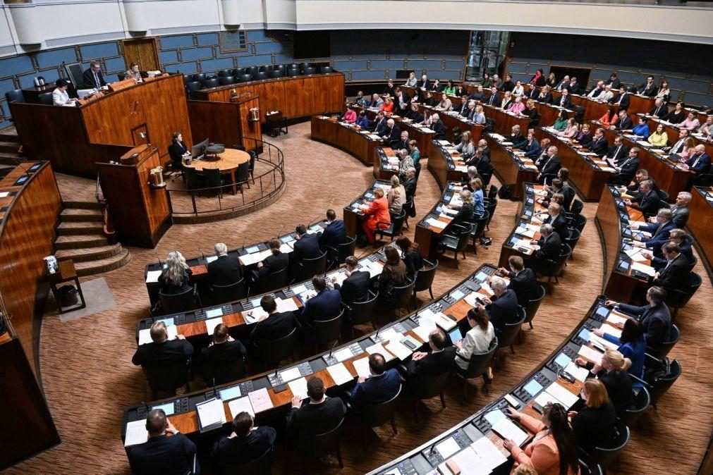 Parlamento finlandês aprova entrada do país nórdico na NATO