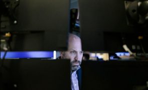 Wall Street segue hesitante à espera de dados sobre economia dos EUA