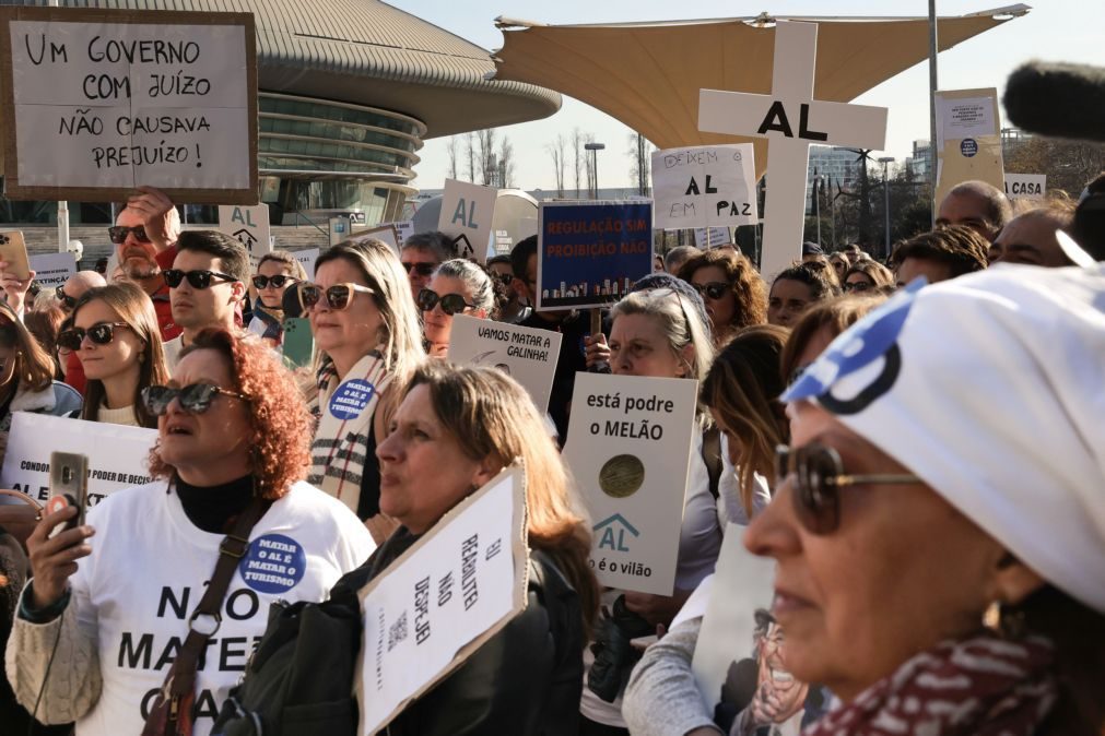 Centenas protestam em Lisboa contra limitações ao alojamento local