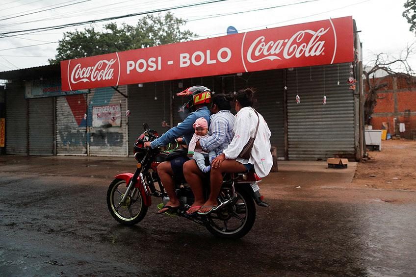 Passeio de mota em família