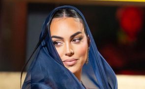 Georgina Rodriguez às compras no supermercado e com Cristianinho a ajudar