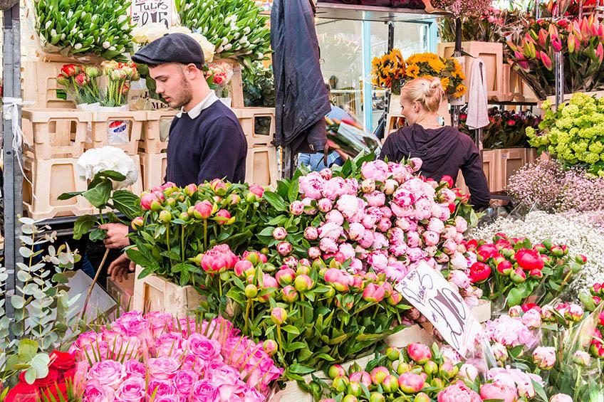 Muitas cores e flores no mercado de rua em Londres